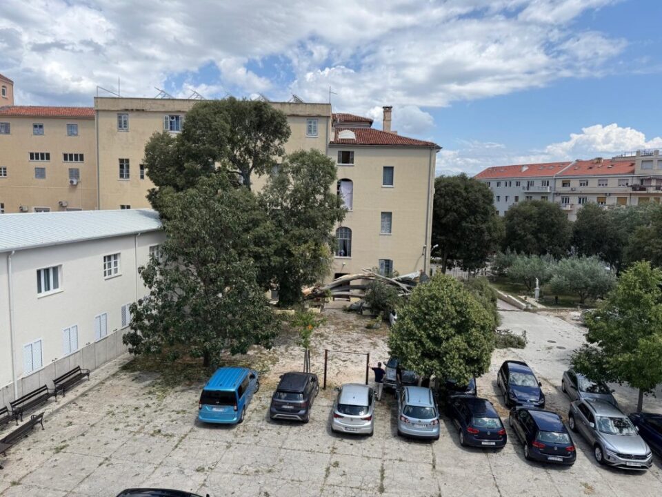 Olujni vjetar oštetio krov i vozila te srušio stoljetnu kostelu ispred Centralnog bogoslovnog sjemeništa u Splitu