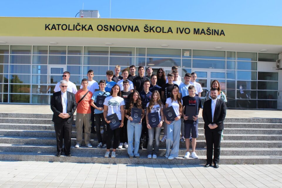 ZADAR: Prva generacija osmaša Katoličke osnovne škole Ivo Mašina u Zadru primila svjedodžbe