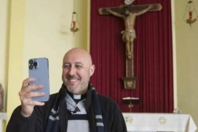 Svećenik dijeli kako se borio protiv depresije, izašao iz ‘tamne jame’ iskušenja na samoubojstvo
