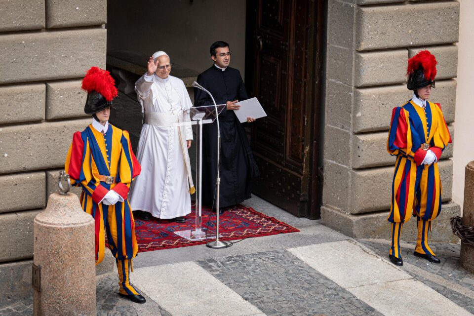 Papa Leo XIV pozdravio je međunarodna gužva u prvom Angelusu iz Castel Gandolfo