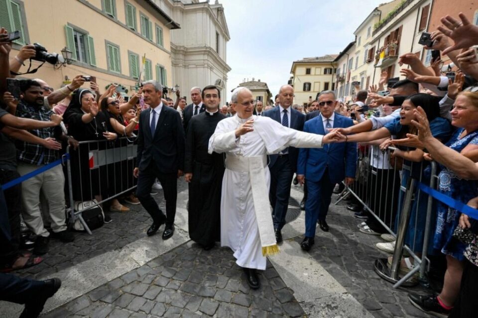 Papa ponovno nosi elegantne cipele