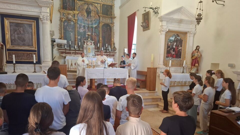 Biskup posjetio djecu na kampu na Šipanu – Dubrovačka biskupija