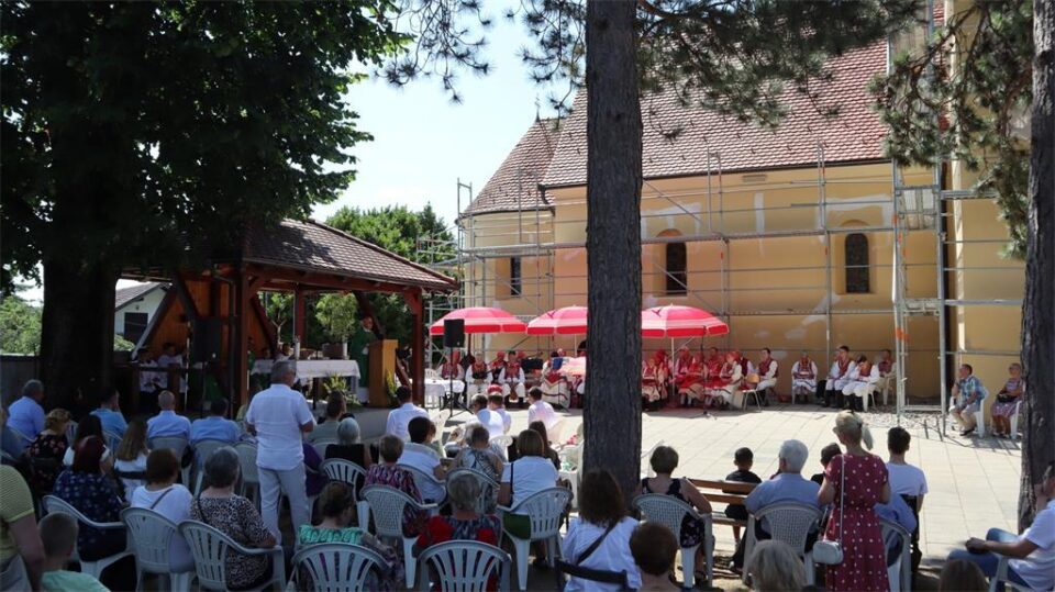 Zagrebačka nadbiskupija – Biskup Gorski blagoslovio gradilište bogoslužnog i pastoralnog prostora u Gračanima