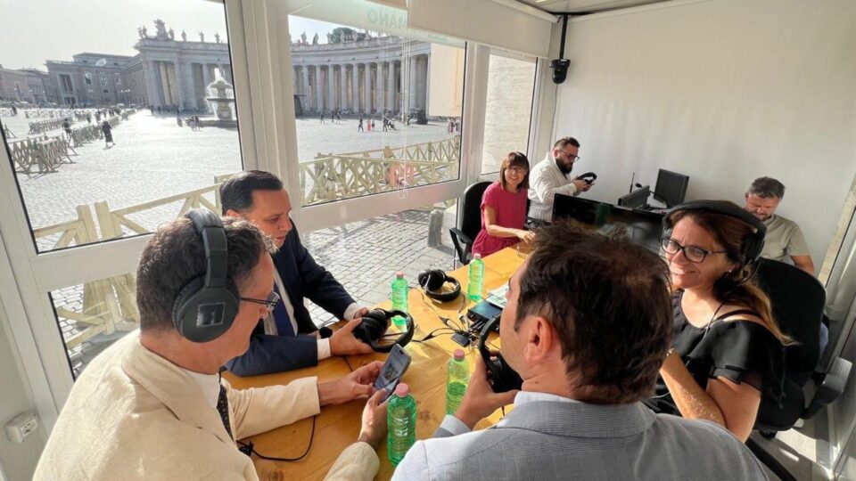 Papa pozdravlja vatikanske radio novinare dok odlaze uživo s trga svetog Petra – Vatikanske vijesti