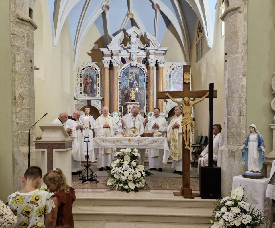 Biskup Štironja na blagdan Gospe od Anđela slavio Misu u Pazinskom franjevačkom samostanu