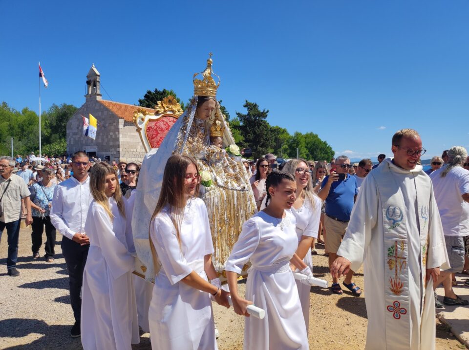 ŽDRELAŠĆICA: Blagdan Gospe od Sniga i Dan domovinske zahvalnosti – Propovijed zadarskog nadbiskupa Milana Zgrablića