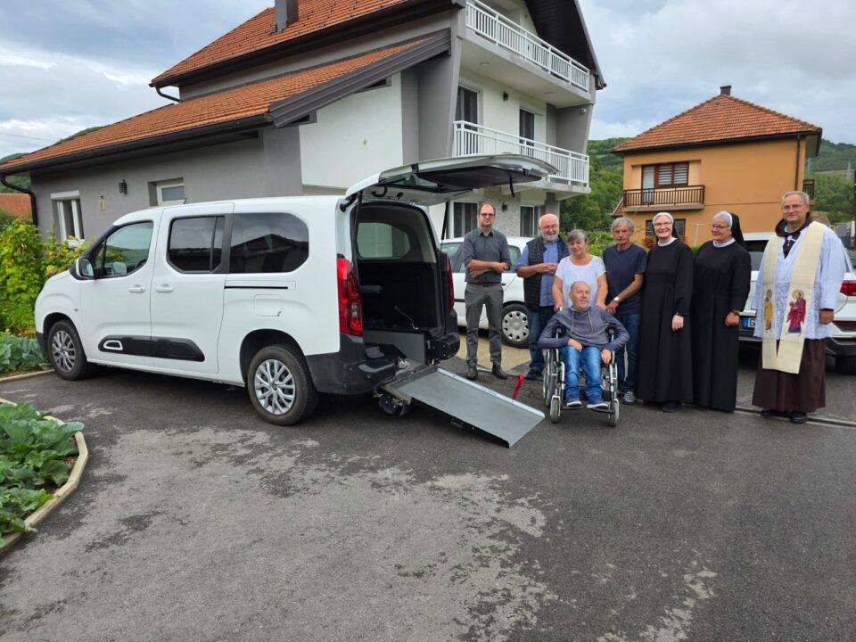 Caritas BiH podržao nabavku prilagođenog vozila za Alena Bojića