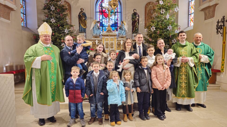 Biskup Vjekoslav krstio djecu obitelji Oškera i Jeličić u župi Rovišće