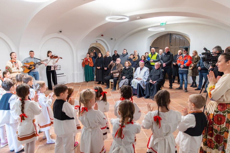 Blagoslovljena obnovljena župna kuća u Selima
