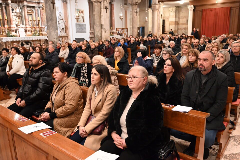 ZADAR: Održan susret crkvenih zajednica i pokreta Zadarske nadbiskupije u katedrali sv. Stošije