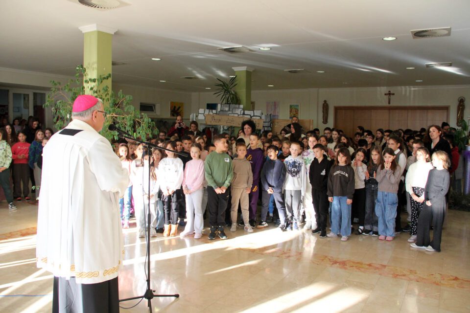 Božićni blagoslov u Katoličkoj osnovnoj školi.