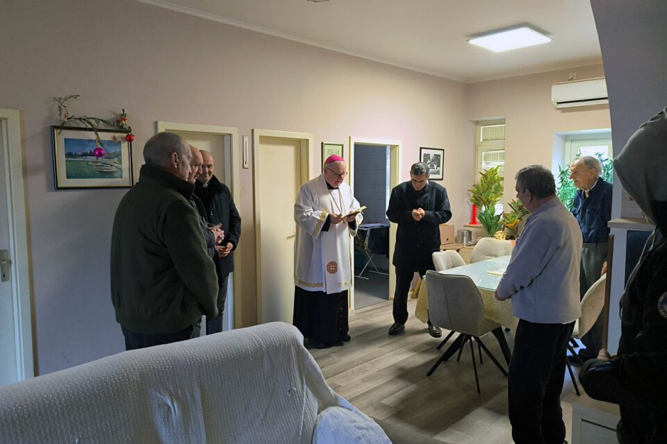 Božićni blagoslov u Caritasu i prihvtilištu za beskućnike.