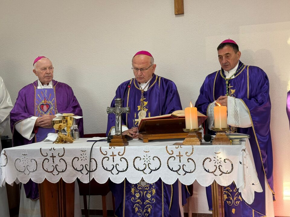 Pogreb Hrvoja Mede, oca gospićko-senjskog biskupa Marka Mede