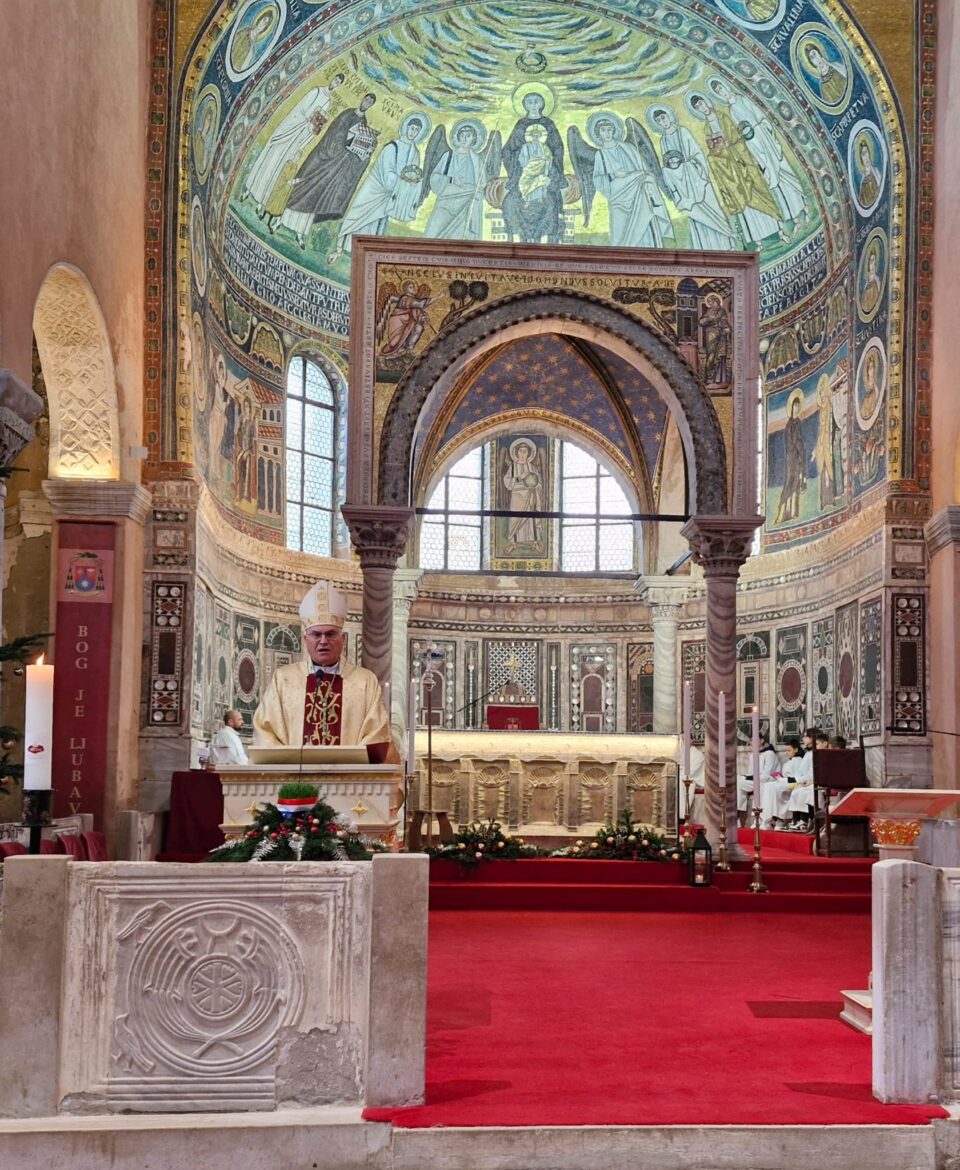 Biskup Štironja predvodio božićno euharistijsko slavlje u Porečkoj katedrali