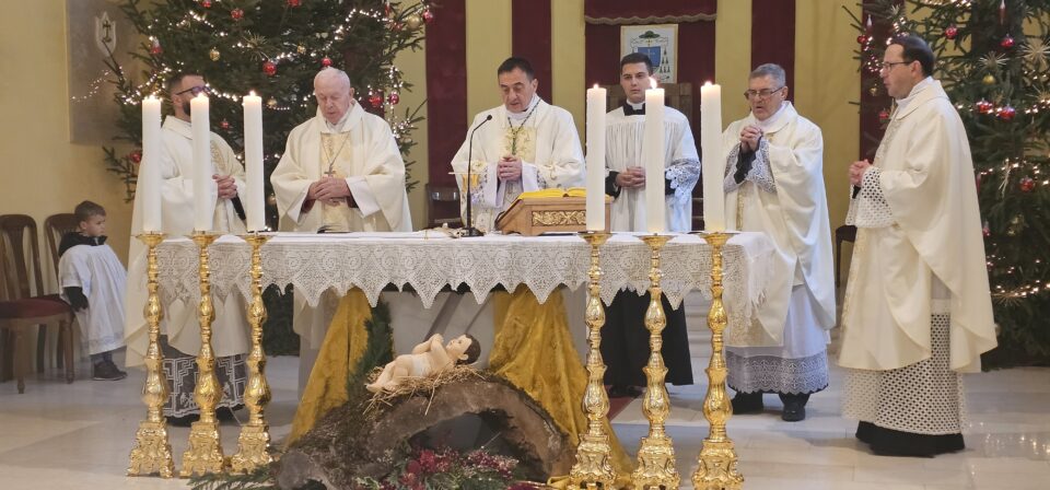 Božićno slavlje u gospićkoj katedrali: „Nema mjesta za tugu na dan kada se rađa život“