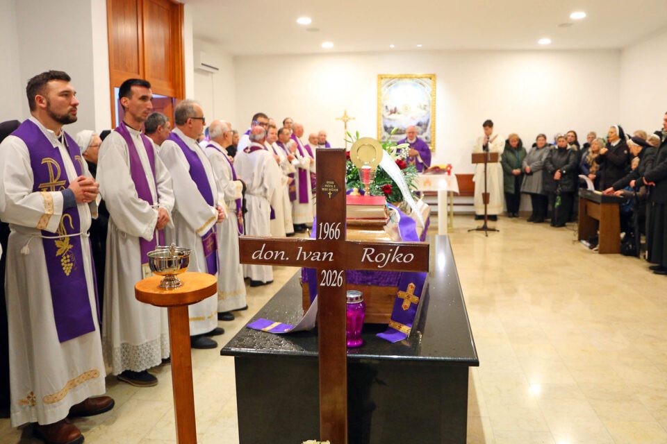 Na groblju Kvanj sahranjen don Ivan Ivek Rojko.