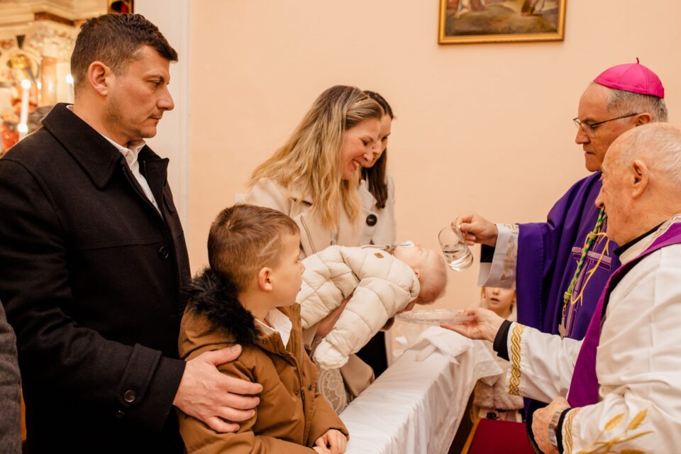 Biskup Štironja krstio šesto dijete obitelji Bartolić u Karojbi