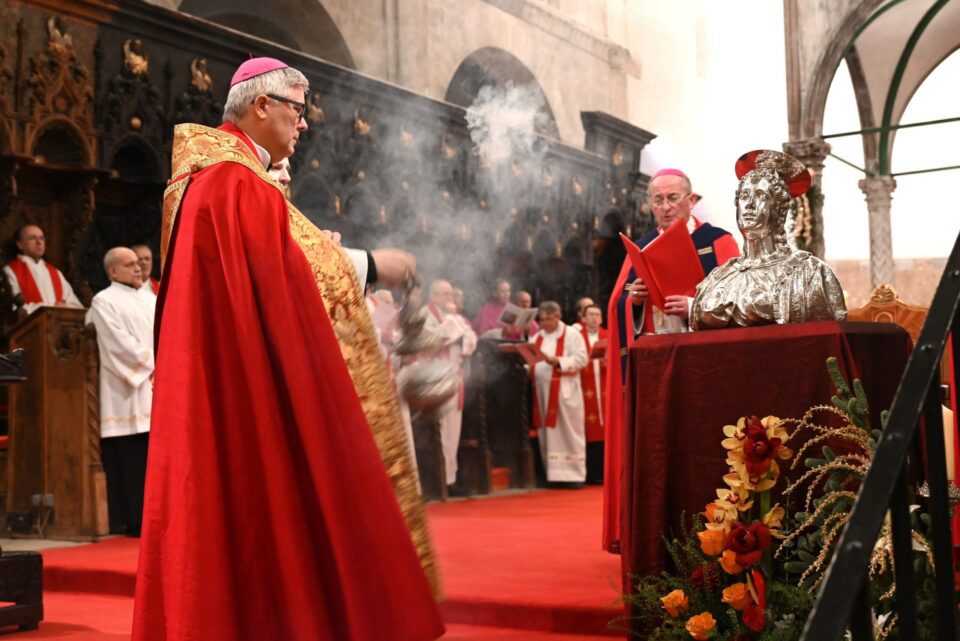 ZADAR: Nadbiskup Zgrablić predvodio Svečanu Večernju na uočnicu svetkovine sv. Stošije u katedrali sv. Stošije