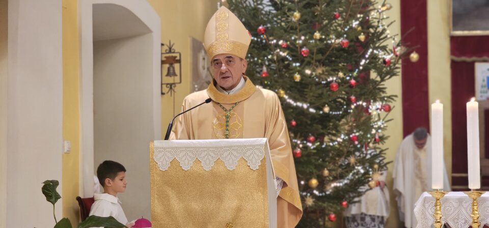 Svečano misno slavlje i žive jaslice u Gospiću: “Bog je s nama, za nas i u nama”