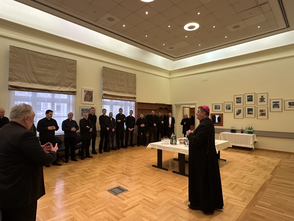 Božićno čestitanje svećenika Biskupu Vjekoslavu