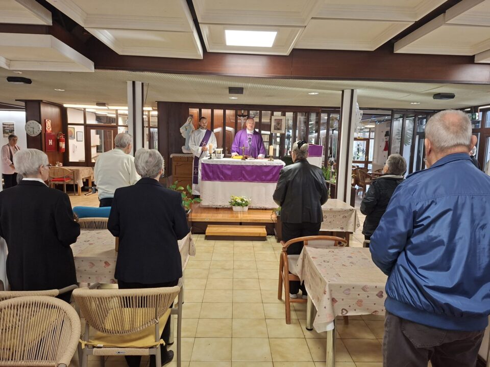 Biskup Ivica Petanjak posjetio Dom “Mali Kartec” u Krku