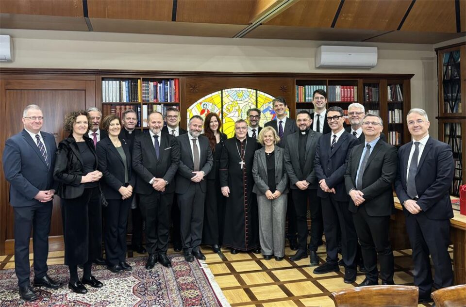 Zagrebačka nadbiskupija – Kardinal Bozanić susreo se s hrvatskim pripravnicama i pripravnicima za prijem u Papinski viteški red Svetog groba jeruzalemskog