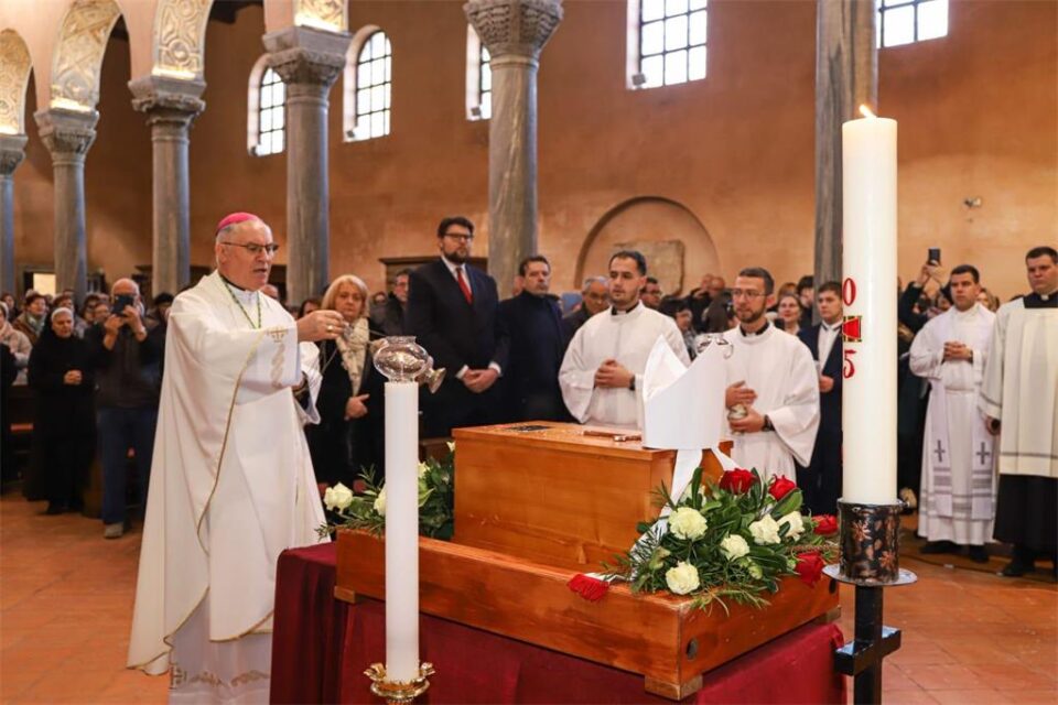 Zagrebačka nadbiskupija – Posmrtni ostaci biskupa Dobrile položeni u biskupsku grobnicu u Poreču