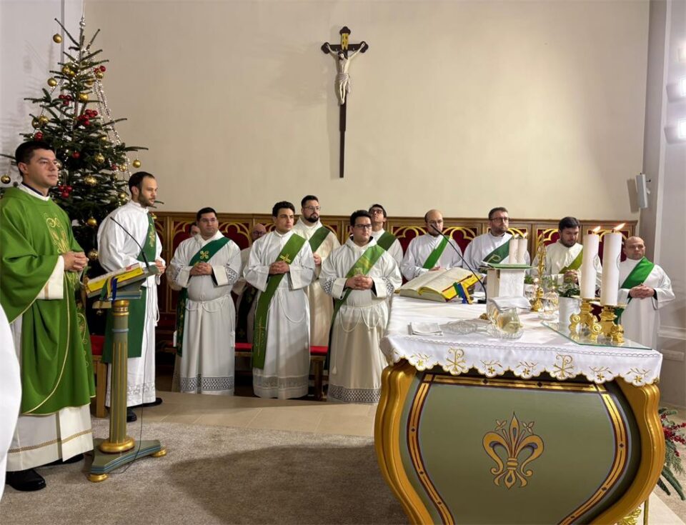 Zagrebačka nadbiskupija – Đakoni pohodili Župu Svetog Ivana Nepomuka i Karmel u Brezovici