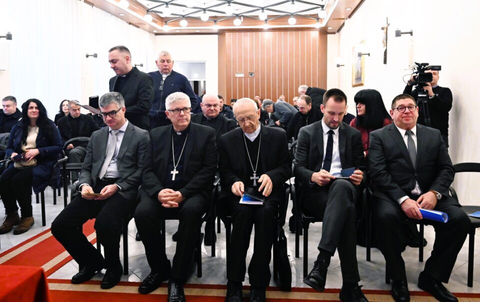 ZADAR: Govori rektora Josipa Faričića i gradonačelnika Šime Erlića na skupu o djelovanju nadbiskupa Ivana Prenđe